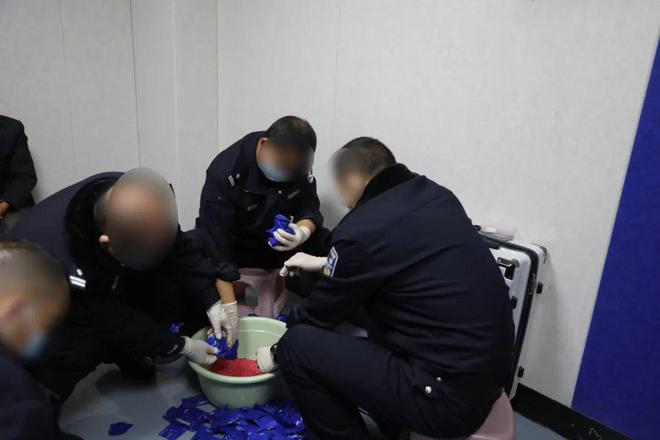 靖破获一起特大贩卖毒品案米乐m63447kg！曲(图8)