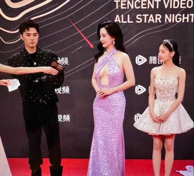 唐嫣高定黑裙却被压轴的赵丽颖抢镜m6米乐澳门这天：张萌开胸礼服(图23)